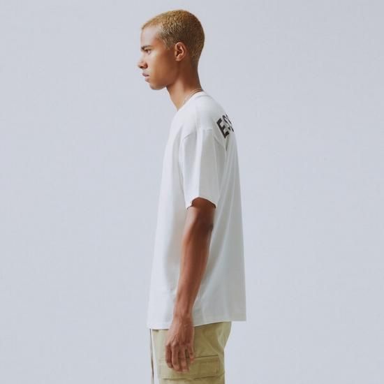 FOG ESSENTIALS | BOXY GRAPHIC T-SHIRT / WHITE